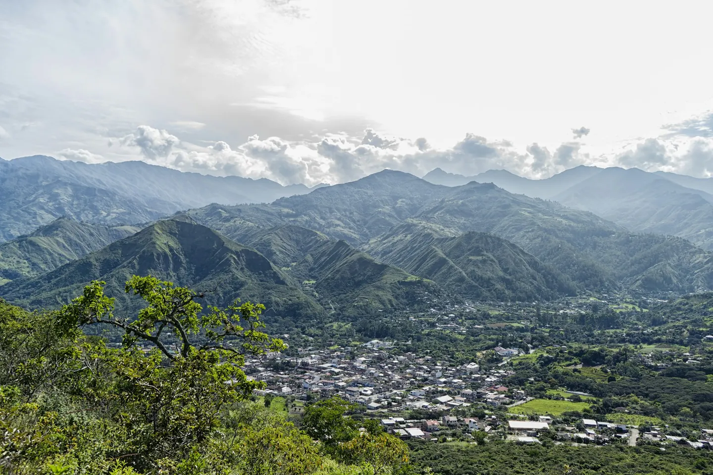 Paisaje de montañas andinas en Ecuador