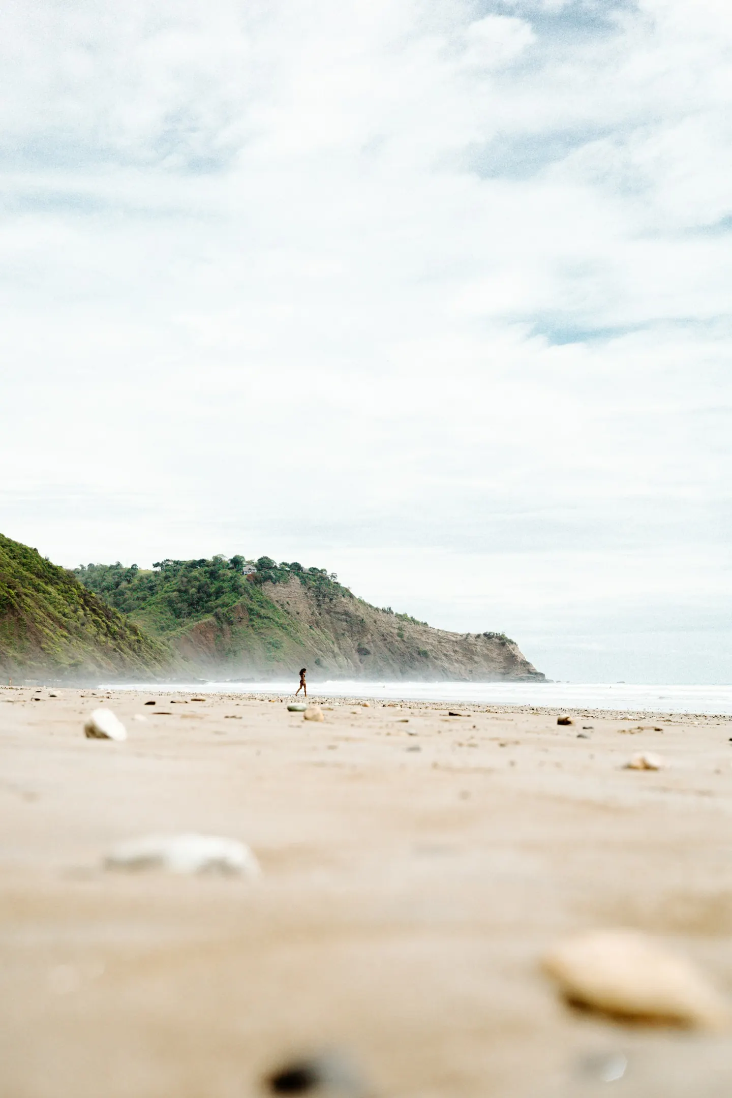 Persona caminando por una playa de Ecuador