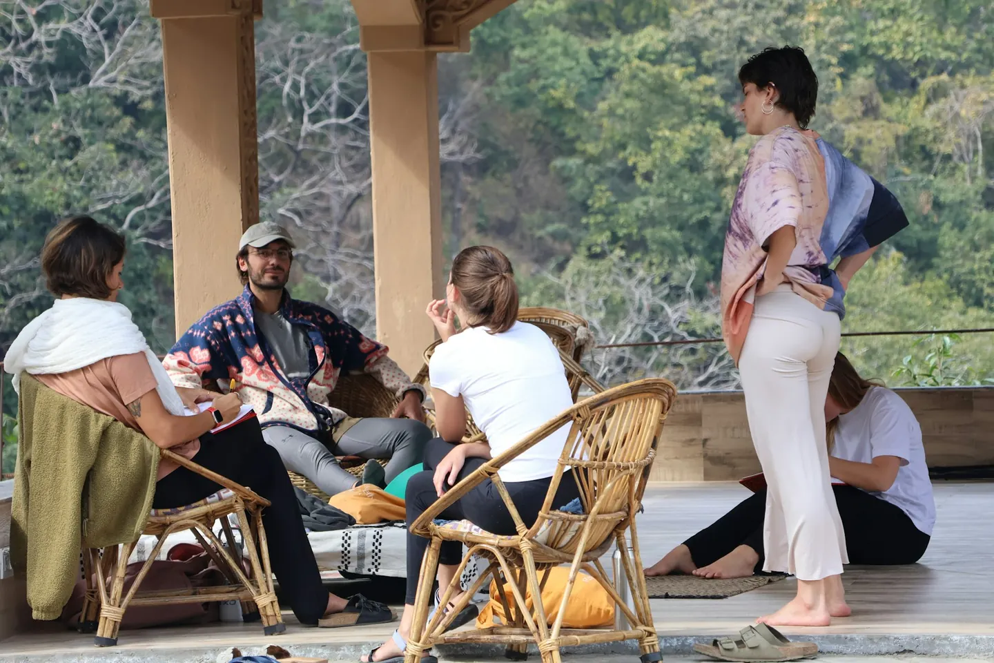 Personas conversando en una terraza