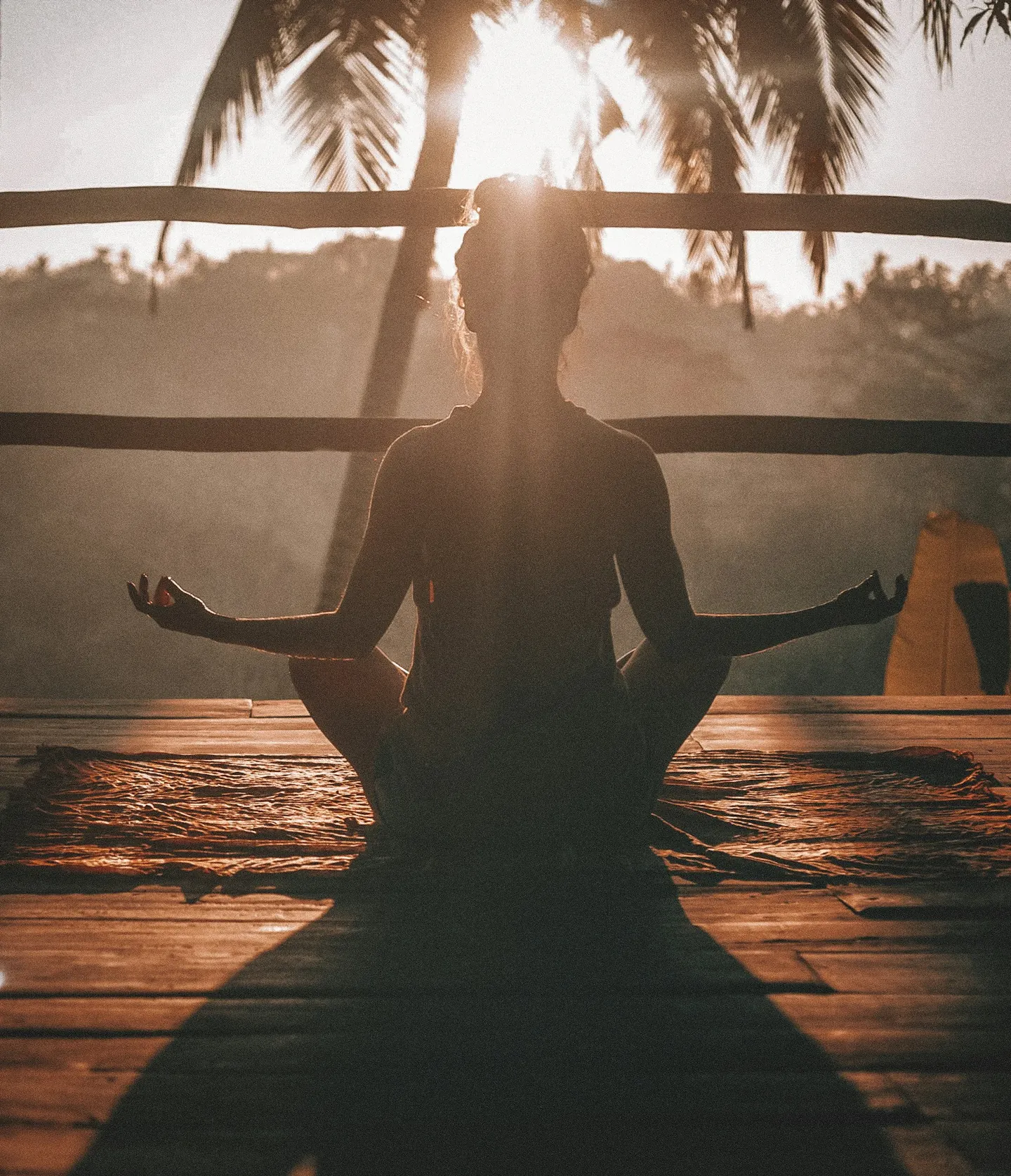 Persona meditando en un espacio abierto