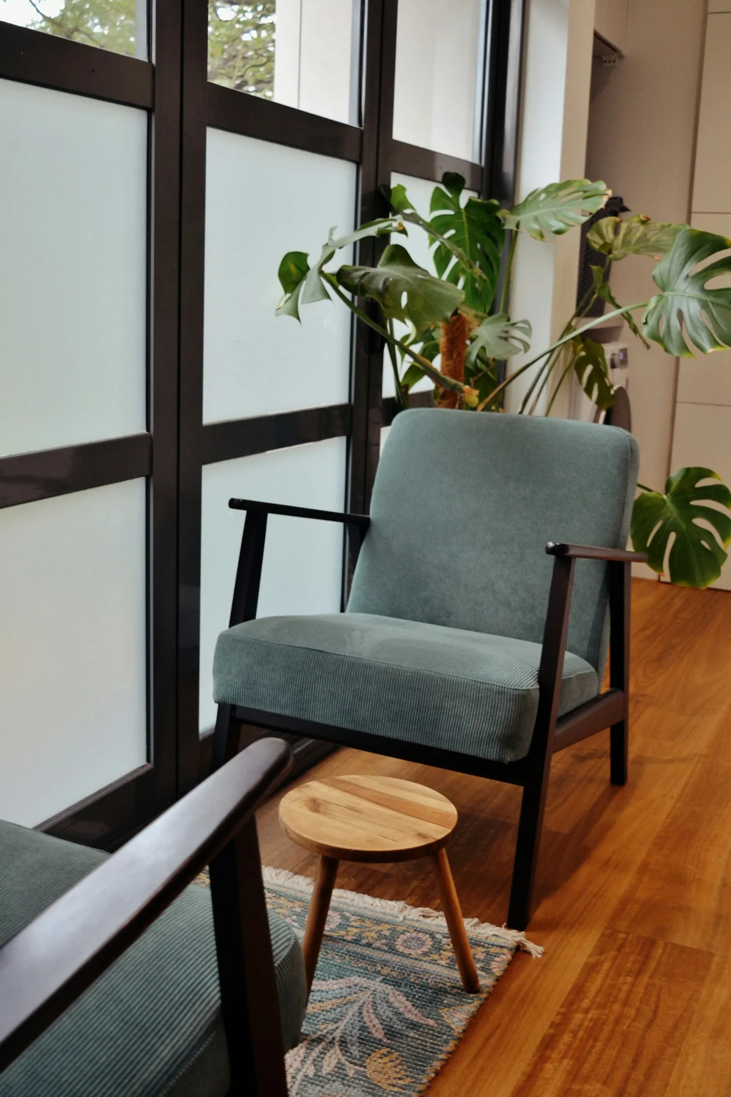 Un rincón tranquilo con sillón y plantas