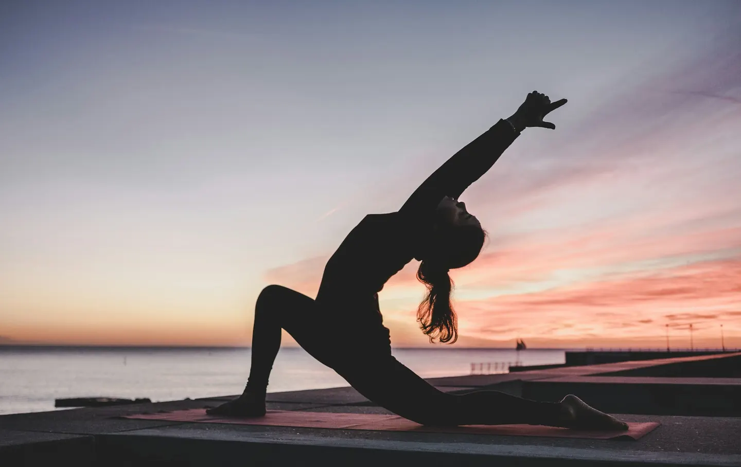Persona practicando yoga al atardecer