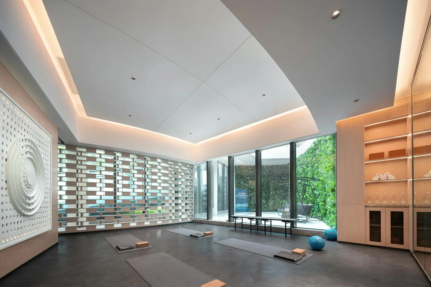 Sala luminosa preparada para prácticas de yoga